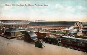CARTOLINA FERROVIARIA Pittsburg, Kans. Kansas City Southern Ry. Negozi - Foto 1 di 2