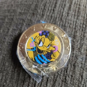 2021 Disney Wonder Mates Mickey & Friends Coin Daisy Duck Dark Yellow New seal - Picture 1 of 3