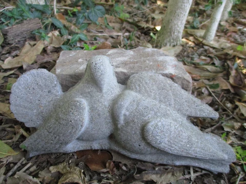 DIVINE WEATHERED WORN VINTAGE CEMENT/CONCRETE GARDEN DOVES  WALL PLAQUE Cover