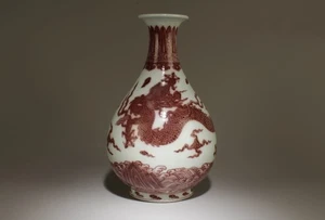 Eine eisenrote Yuhuchun Vase - Bild 1 von 5