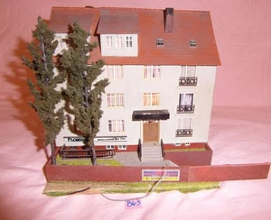 WOHNHAUS MIT LADENGESCHÄFT und Beleuchtung- MODELLEISENBAHN H0 (B63) - Bild 1 von 5