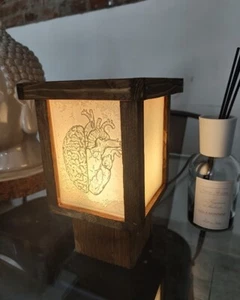 lampada da tavolo, in legno, artigianale, con stampa, buddha, zen. - Foto 1 di 2