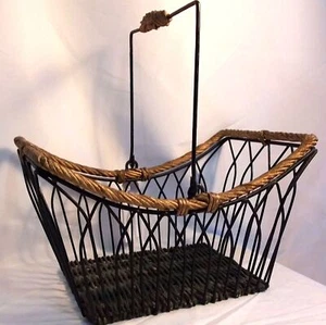 Cesta de alambre rectangular con mango e fondo de mimbre verde y dorado - Imagen 1 de 7