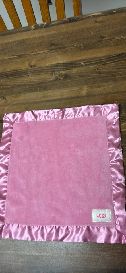"Manta de seguridad para bebé UGG Lovey Lovie rosa felpa 13"" poliéster lavado a mano" Foto 1 de 4
