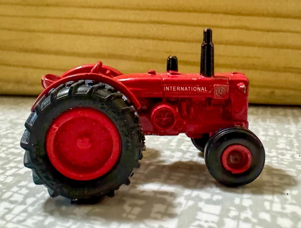 Ertl Diecast Tractor 1:87 (?)  McCormick International ID 9  Great Condition - Image 1 of 4