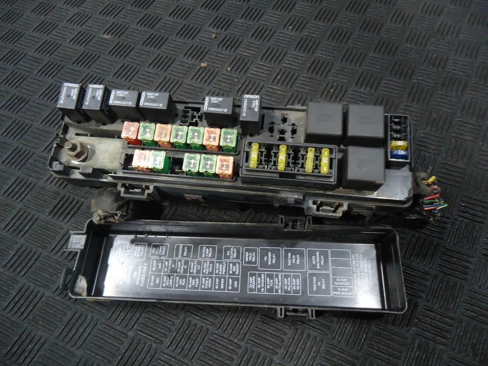 Dodge Intrepid SE 2001 sedán 2,7 L V6 tracción delantera motor A/T caja de fusibles Foto 1 de 4