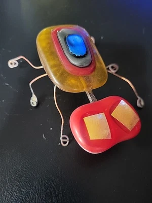 Insecto de vidrio fundido hecho por artista Foto 1 de 4