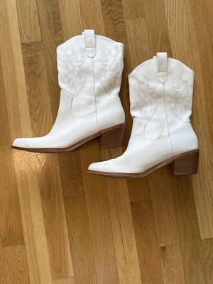 Women’s Sz 9.5 M White Leather Mid-Calf Western Cowgirl boots Pointed Toe - Image 1 of 4