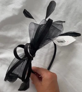 Schwarz Fascinator Katie Magan Brandneu mit Etikett Brautmutter Rennen Cocktail formell elegant - Bild 1 von 3