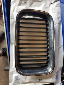 Kühlergrill Grill Ziergitter BMW E36 318i Touring bis Bj.96  51.13-8122237 - Bild 1 von 3