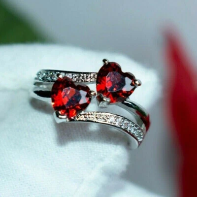 Alianza de compromiso de dos corazones enchapada en oro blanco de 14K granate simulado de 2,30 quilates Foto 1 de 4