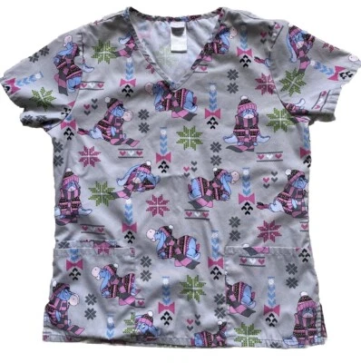 Blusa Médica Disney Eeyore Cuello en V Escena de Invierno Camisa Uniforme Gris Para Mujer Pequeña Foto 1 de 4