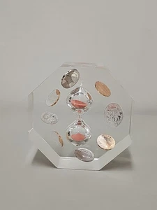 Vintage 70er Jahre Lucite Briefbeschwerer Münze Sanduhr Paperweight Kunst - Bild 1 von 10