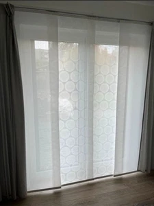 Ikea Schiebevorhänge Sminkrot (weiß mit Punkten / Kreisen) und Vidga Halter Set - Bild 1 von 3