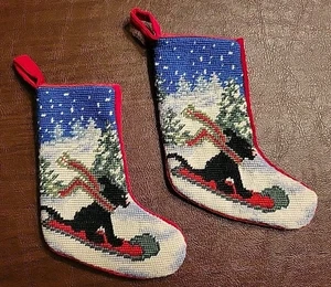 L.L. BEAN Set di 2 calze natalizie in miniatura punto ago con cane su snowboard - Foto 1 di 9