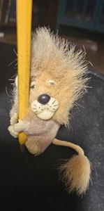 Vintage anni 70-80 leone plastica faccia peluche clip-on clipper abbraccia matite - Foto 1 di 12