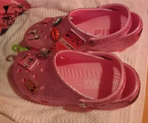 Neu Official Mean Girls Crocs Rosa Glitzer Größe L - Bild 1 von 8