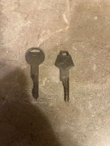 2 vintage Chrysler cut keys (A) - Picture 1 of 3