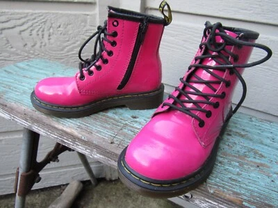 Bota Dr. Doc Martens DELANEY com zíper infantil juventude Reino Unido 11 EUA 12 UE 29 rosa quente patente - Imagem 1 de 4
