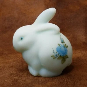 Fenton hellblau satiniertes Glas Hase Kaninchen handbemalt blaue Rosen Vintage 1979 - Bild 1 von 5
