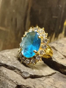Damen Cocktail Bold Ring in Gold Gr 56 im Aqua Stile mit Zirkonias geziert - Picture 1 of 6