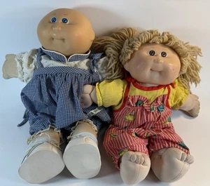 Menge 2 Vintage 1980er Kohl Patch Kinder Puppen 14" Coleco markiert Kleidung - Bild 1 von 17