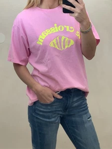 T-Shirt Basic Rosa mit gelber Aufschrift "le croissant"  Onesize sh. Maße (H3) - Bild 1 von 5