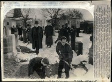 Foto imprensa 1949 Igreja funcionários e Seminário Dos Estudantes no cemitério do Calvário, New York