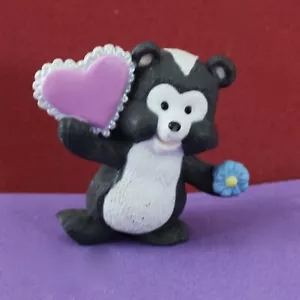 Hallmark Merry Miniature Valentine's 1993 Skunk with Heart QSM8072 NEW - Picture 1 of 3