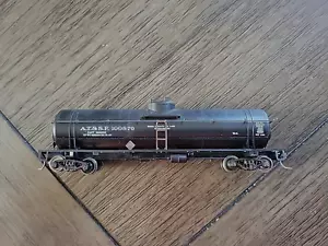 HO Scale AT&SF (SANTA FE) #100870 Tank Car Kadee Couplers, Sprung M Wheels Sets - Picture 1 of 6