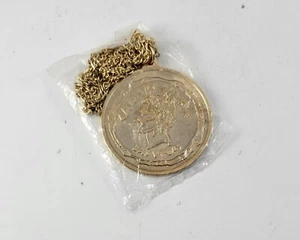 Vintage Caesars Palace Las Vegas NV - Colgante pesado tono dorado con cadena - Nuevo de Lote Antiguo - Imagen 1 de 2