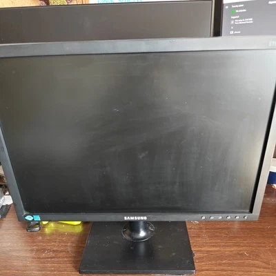 Samsung S19C200BW 19 inch VGA DVI-D 1440x900 Monitor With Stand - Image 1 of 4