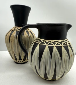 Jarrón y jarra negros envueltos en rafia vintage años 50 mediados de siglo Gmundner Keramik Austria - Imagen 1 de 23