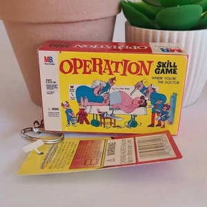 Milton Bradley Operation Spiel Miniatur Schlüsselanhänger mehrfarbig NEU Sammlerstück - Bild 1 von 6