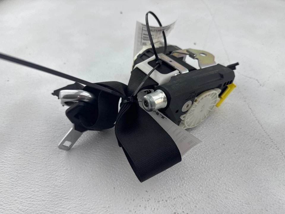 Cinturón de seguridad delantero derecho BMW 135i/128i 2008-2013 OEM Foto 1 de 4