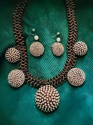 Collar y pendientes Chico's Runway con pedrería abovedada perlas de imitación tono bronce  Foto 1 de 4