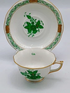 Vintage HEREND grüner chinesischer Blumenstrauß Demitasse oder Espresso Tasse und Untertasse mit Fuß  - Bild 1 von 12