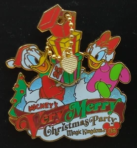 2008 WDW - Mickey's Very Merry Christmas Party DONALD & DAISY PIN LE4000 #66342 - Picture 1 of 6