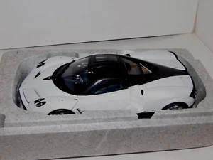PAGANI HUAYRA 2012 AUTOART 78267 1/18 - Picture 1 of 7