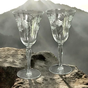 Par de copas de agua/vino con tallo con diseño de flores y vid grabadas 7-5/8" de colección. - Imagen 1 de 16