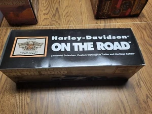 Harley Davidson "On the Road" Chevrolet Suburban Heritage Softail 1:25 nuevo en caja 99710 - Imagen 1 de 3