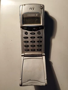 Vintage ERICSSON T10s Original Phone Silver Without Battery parts Rare - Afbeelding 1 van 12