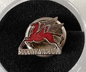 1940er SOCONY VACUUM (Mobil Oil) EMAILLIERTER MITARBEITER PIN; tolles Pegasus Bild - Bild 1 von 2