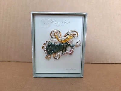 Prendedor de solapa esmalte ángel verde Heaven Sent con pedrería transparente sin níquel Foto 1 de 4