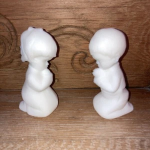 Vintage Fenton Pair White Satin Art Glass Praying Children Boy + Girl Figurines - Picture 1 of 5