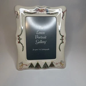 Marco de fotos de pie Lenox Las alegrías de la Navidad 8 x 10 contiene porcelana de hueso de 5 x 7 - Imagen 1 de 10