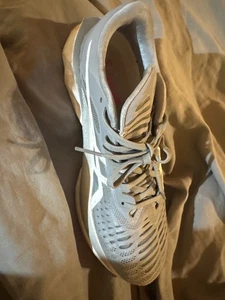 Asics Novablast FF Blast 1012A584 grau weiß Laufschuhe Damen 7 - Bild 1 von 6