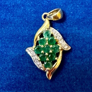 QVC 10K Gelbgold Damen zierlicher natürlicher Smaragd Blume CZ Akzent Anhänger 1,6 g - Bild 1 von 5
