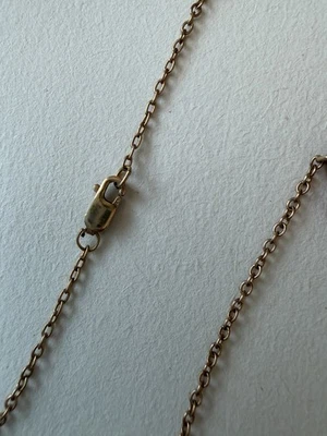 Collar letra M relleno oro amarillo 16"". Foto 1 de 4