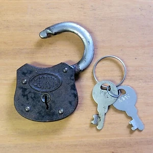 Antiguo candado Corbin funciona con 2 llaves marcadas K103 EE. UU. - Imagen 1 de 4